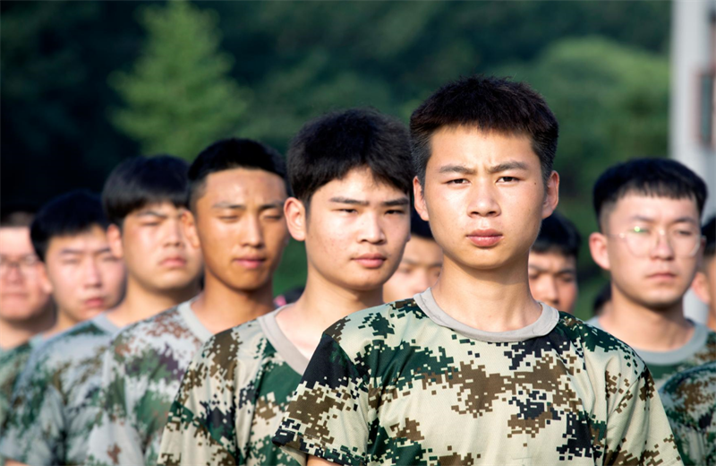 2021年7月6日，尊龙时凯北京集团百名应届大学生褪下便服换上军装，在训练场上接受为期2天的军训，享受入职前的第一份美好记忆。